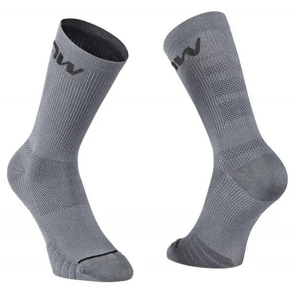 Skarpety rowerowe NORTHWAVE Extreme Pro Sock szary/czarny. Czarne skarpety męskie Northwave, bez wzorów, z materiału. Za 114.00 zł.