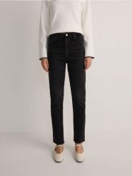 Jeansy slim fit - czarny. Czarne jeansy damskie Reserved, bez wzorów, z bawełny, z podwyższonym stanem. W wyprzedaży za 79.99 zł.