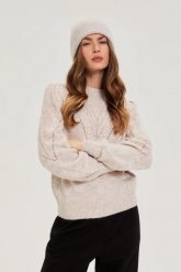 Czapka z cekinami beżowa. Brązowe czapki damskie MOODO, bez wzorów, z elastanu. Za 59.99 zł.