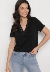 Czarny T-shirt z Bawełny z Wiskozą i Ażurowym Zdobieniem Alivira. Czarne t-shirty damskie Born2be, m, z aplikacjami, z bawełny, eleganckie, bez kołnierzyka, bez ramiączek. Za 84.99 zł.