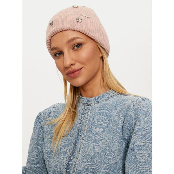 Czapka Guess. Czerwone czapki damskie Guess, na zimę, z aplikacjami. Za 159.99 zł.