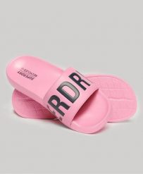 Superdry Code Core Pool Sliders – wkładane klapki z wyściełaną paską. Czerwone klapki damskie Superdry, bez wzorów, z poliesteru, bez obcasa, bez zapięcia. Za 139.50 zł.