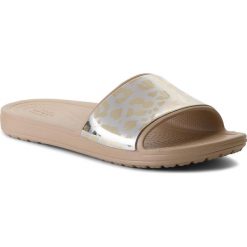 Półbuty CROCS - Isabella Jelly II Flat W 204941 Dark Gold/Gold. Brązowe klapki damskie Crocs, bez wzorów, z tworzywa sztucznego, bez obcasa, bez zapięcia. W wyprzedaży za 139.00 zł.