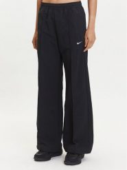 Nike Spodnie dresowe Trend FQ3588 Czarny Relaxed Fit. Czarne spodnie dresowe damskie Nike, bez wzorów, z dresówki. Za 359.99 zł.