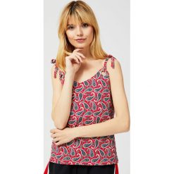 Bluzka typu oversize. Czerwone bluzki damskie MOODO, s, bez wzorów, bez kołnierzyka, bez ramiączek. Za 19.99 zł.