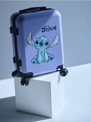 Walizka kabinowa z nadrukiem Stitch - błękitny. Niebieskie walizki damskie Sinsay, bez wzorów. Za 149.99 zł.