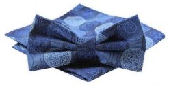 Mucha Męska Alties z Poszetką - Odcienie Niebieskiego, Wzór. Niebieskie krawaty i muchy Alties, bez wzorów, eleganckie. Za 54.00 zł.