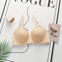 Biustonosz z usztywnieniem i regulowanymi ramiączkami na co dzień i specjalne okazje Halide. Czerwone biustonosze Intica, bez wzorów, z materiału. W wyprzedaży za 79.00 zł.