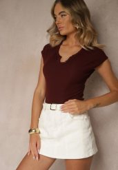 Bordowy Dopasowany T-shirt z Ozdobnymi Guziczkami i Wycięciem przy Dekolcie Benolla. Czerwone t-shirty damskie Renee, m, bez wzorów, z materiału, bez kołnierzyka, bez ramiączek. Za 39.99 zł.