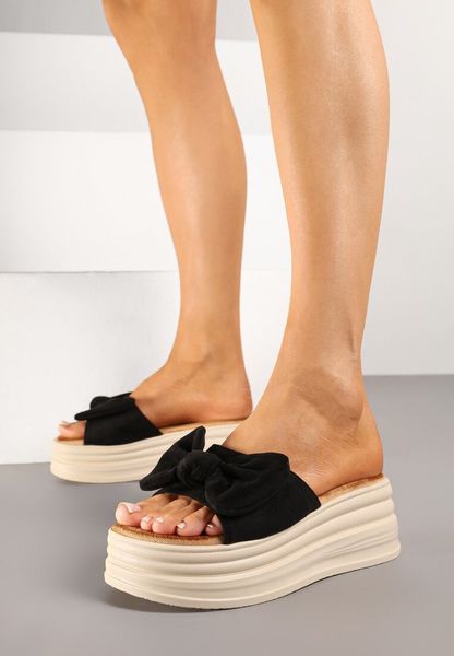 Czarne Klapki z Kokardką na Tłoczonej Platformie Sovloti. Czarne klapki damskie Born2be, na lato, bez wzorów, z jeansu, eleganckie, bez obcasa, na koturnie, bez zapięcia. Za 89.99 zł.