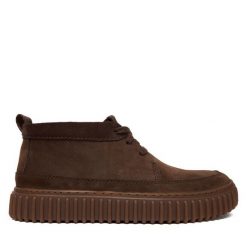 Trzewiki Clarks. Brązowe botki męskie Clarks, bez wzorów, bez obcasa, bez zapięcia. Za 569.99 zł.