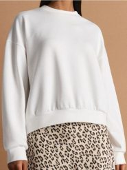 Gładka bluza z długim rękawem soft touch - kremowy. Białe bluzy damskie Sinsay, l, bez wzorów, bez ramiączek, bez kaptura. Za 49.99 zł.