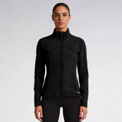 Damska kurtka Softee Fusion w kolorze czarnym. Czarne kurtki sportowe damskie Softee, m, bez wzorów, z elastanu, bez ramiączek, bez kaptura, na fitness i siłownię. Za 198.99 zł.