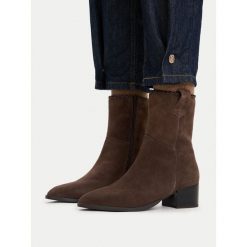 Botki Lasocki. Brązowe botki damskie Lasocki, bez wzorów, bez obcasa, na słupku, bez zapięcia. Za 279.99 zł.
