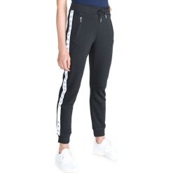 Calvin Klein Monogram Spodnie dresowe Czarny. Czarne spodnie dresowe damskie Calvin Klein, bez wzorów, z bawełny. Za 330.95 zł.