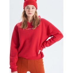 Bluza z napisem - Czerwony. Czerwone bluzy damskie Cropp, l, bez wzorów, bez ramiączek, bez kaptura. Za 79.99 zł.
