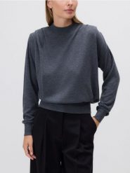 Sweter z zakładkami na ramionach - ciemnoszary. Szare swetry nierozpinane damskie Reserved, l, bez wzorów, z dzianiny, bez kołnierzyka, bez ramiączek. W wyprzedaży za 69.99 zł.