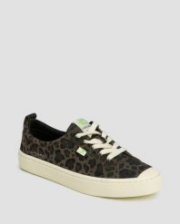 Trampki ze skóry zamszowej Cariuma OCA Suede Black Jaguar Print. Czarne trampki i tenisówki damskie CARIUMA, bez wzorów, z gumy, bez zapięcia. Za 276.75 zł.