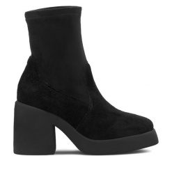 Botki Lasocki. Czarne botki damskie Lasocki, bez wzorów, bez obcasa, na słupku, bez zapięcia. Za 269.99 zł.