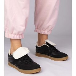 Czarne sneakersy trampki damskie sportowe. Czarne trampki i tenisówki damskie bez wzorów, z syntetyku, przed kostkę, bez zapięcia. Za 84.03 zł.