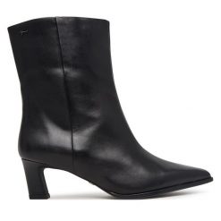Botki Tamaris. Czarne botki damskie Tamaris, bez wzorów, bez obcasa, na słupku, bez zapięcia. Za 499.99 zł.