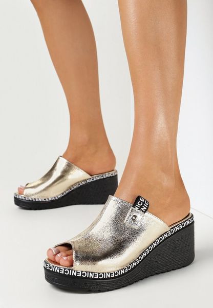 Złote Klapki na Koturnie z Szerokim Paskiem Eshala. Żółte klapki damskie Born2be, bez wzorów, bez obcasa, na koturnie, bez zapięcia. Za 89.99 zł.