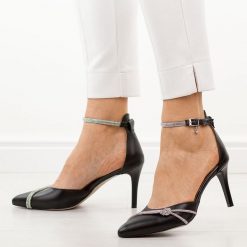 Czarne lico skórzane Polskie szpilki damskie Prestige 2258. Czarne szpilki damskie Prestige, bez wzorów, ze skóry, bez obcasa, na szpilce, bez zapięcia. Za 429.00 zł.