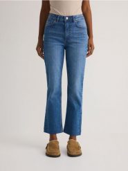 Jeansy mini flare - niebieski. Niebieskie jeansy damskie Reserved, bez wzorów, z bawełny. W wyprzedaży za 79.99 zł.