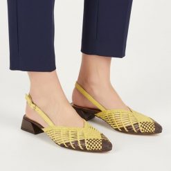 Sandały damskie Gioseppo, lekka konstrukcja odk niski stabilny obcas pleciona cholewka szpiczasty nosek przewiewna forma wygodne dopasowanie, żółte,. Żółte sandały damskie Hot Potatoes by Gioseppo, bez wzorów, ze szpiczastym noskiem, bez obcasa, na obcasie, bez zapięcia. Za 389.00 zł.