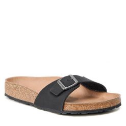 Klapki Birkenstock. Czarne klapki damskie Birkenstock, bez wzorów, bez obcasa, bez zapięcia. Za 399.99 zł.