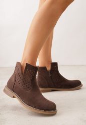 Brązowe Płaskie Botki Sztyblety z Ażurowym Wzorem ze Skórzaną Wkładką Terisina. Brązowe botki damskie Born2be, w ażurowe wzory, eleganckie, bez obcasa, na płaskiej podeszwie, bez zapięcia. Za 169.99 zł.