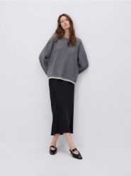 Sweter z koronkowym wykończeniem - ciemnoszary. Szare swetry nierozpinane damskie Reserved, l, bez wzorów, z dzianiny, bez kołnierzyka, bez ramiączek. Za 139.99 zł.
