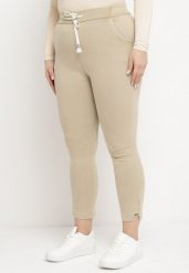 Beżowe Spodnie Skinny ze Sznurkiem w Pasie i Kieszeniami Irfana. Brązowe spodnie materiałowe damskie Born2be, bez wzorów, z jeansu, eleganckie. Za 49.99 zł.