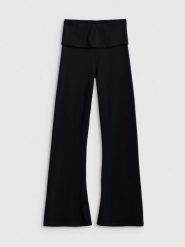 4F Legginsy z rozszerzanymi nogawkami damskie - czarne M. Czarne legginsy damskie 4F, bez wzorów, z dzianiny. Za 129.99 zł.