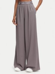 Guess Spodnie dresowe V6GB08 W1771 Szary Relaxed Fit. Szare spodnie dresowe damskie Guess, z aplikacjami, z dresówki. Za 344.99 zł.