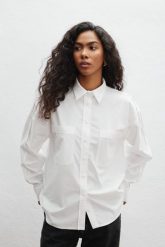 Koszula o prostym kroju w kolorze WHITE CREAM - SNOFFI. Białe koszule damskie Marsala, m, bez wzorów, z bawełny, eleganckie, bez kołnierzyka, bez ramiączek. Za 399.90 zł.