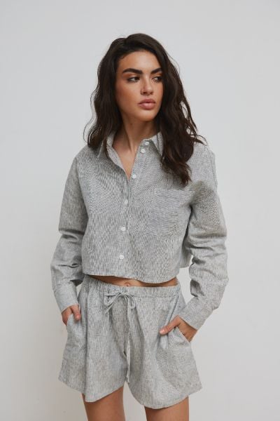 Krótka koszula z lnu i bawełny w paski CZARNO BIAŁE - PORTELA. Białe koszule damskie Marsala, bez wzorów, z bawełny, eleganckie, bez kołnierzyka, bez ramiączek. Za 229.90 zł.