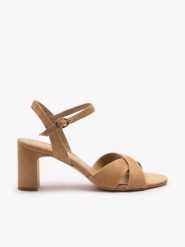 Beżowe sandały na obcasie. Brązowe sandały damskie Ryłko, bez wzorów, z gumy, z okrągłym noskiem, bez obcasa, na obcasie, bez zapięcia. Za 379.99 zł.