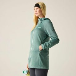 Bluza damska Bloomfield Long Line Fill z kapturem i zamkiem błyskawicznym. Zielone bluzy damskie Regatta, bez wzorów, z dzianiny, bez ramiączek, z kapturem. Za 349.99 zł.