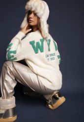Jasnobeżowy Sweter z Wełną i Geometrycznym Zdobieniem na Rękawach Zivita. Brązowe swetry nierozpinane damskie Renee, uniwersalny, z aplikacjami, z jeansu, casualowe, bez kołnierzyka, bez ramiączek. Za 159.99 zł.