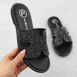 Klapki damskie z cyrkoniami czarne Filippo DK6973. Czarne klapki damskie Filippo, bez wzorów, z tkaniny, eleganckie, bez obcasa, bez zapięcia. Za 90.00 zł.