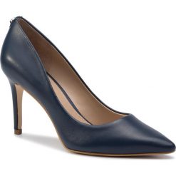 Szpilki GUESS - Bennie11 FL7B11 LEA08 NAVY. Niebieskie szpilki damskie Guess, z aplikacjami, z materiału, bez obcasa, na obcasie, bez zapięcia. Za 579.00 zł.
