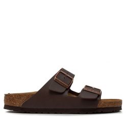 Klapki Birkenstock. Brązowe klapki damskie Birkenstock, bez wzorów, bez obcasa, bez zapięcia. Za 399.99 zł.