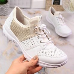 Komfortowe półbuty damskie sportowe białe Rieker L3254-80. Białe obuwie sportowe damskie Rieker, bez wzorów, ze skóry ekologicznej, bez zapięcia. Za 339.00 zł.