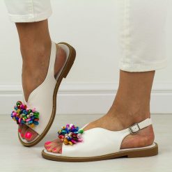 Białe płaskie sandały damskie Filippo Ds6230/26. Białe sandały damskie Filippo, z aplikacjami, ze skóry, bez obcasa, na płaskiej podeszwie, bez zapięcia. Za 159.00 zł.