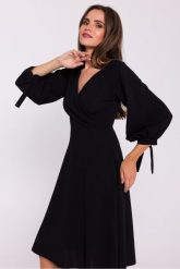 Rozkloszowana sukienka z kopertowym dekoltem czarna. Czarne sukienki damskie Stylove, s, bez wzorów, wizytowe, bez kołnierzyka, bez ramiączek, kopertowe. Za 349.00 zł.