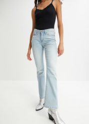 Dżinsy ze stretchem BOOTCUT, mid waist. Niebieskie jeansy damskie bonprix, bez wzorów, z jeansu. Za 129.99 zł.