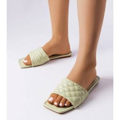 Zielone eleganckie klapki z pikowaniem Labrie. Zielone klapki damskie na lato, bez wzorów, z materiału, casualowe, bez obcasa, na płaskiej podeszwie, bez zapięcia. Za 74.48 zł.