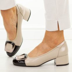 Beżowe czółenka damskie na obcasie Potocki 12807. Brązowe czółenka damskie POTOCKI, na jesień, z aplikacjami, z lakierowanej skóry, eleganckie, z okrągłym noskiem, bez obcasa, na obcasie, bez zapięcia. Za 199.00 zł.