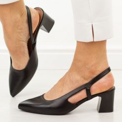 Czarne czółenka damskie bez pięty Sergio Leone Sk472. Czarne czółenka damskie Sergio Leone, na jesień, bez wzorów, ze skóry, biznesowe, bez obcasa, na obcasie, bez zapięcia. Za 199.00 zł.